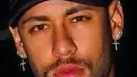 冯绍峰影视基地泪洒现场，角落独吸香烟，憔悴神情引猜测婚变影响